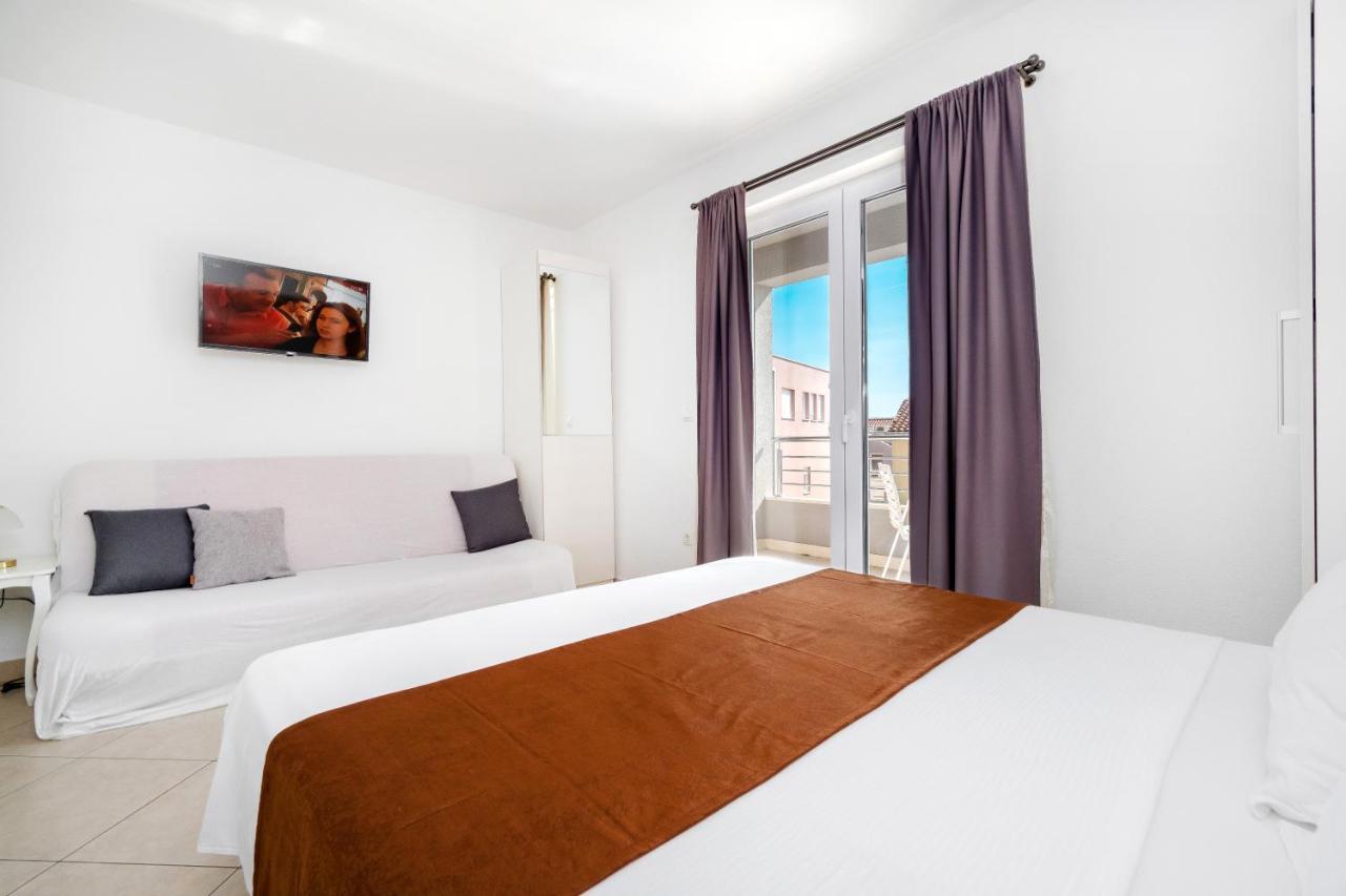 Apartments And Rooms Vuleta, Close To The Beach Makarska Room photo