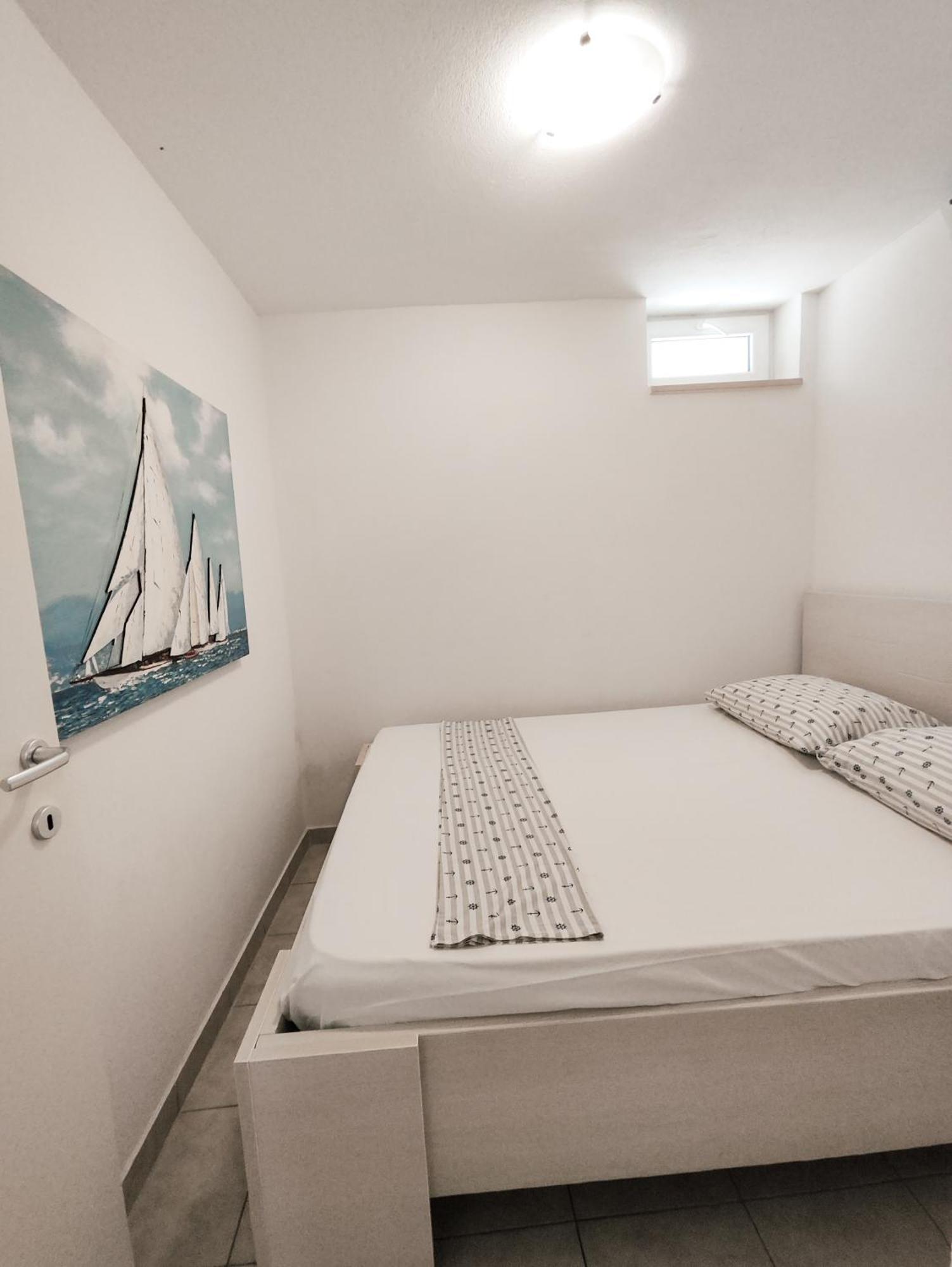 Apartments And Rooms Vuleta, Close To The Beach Makarska Room photo