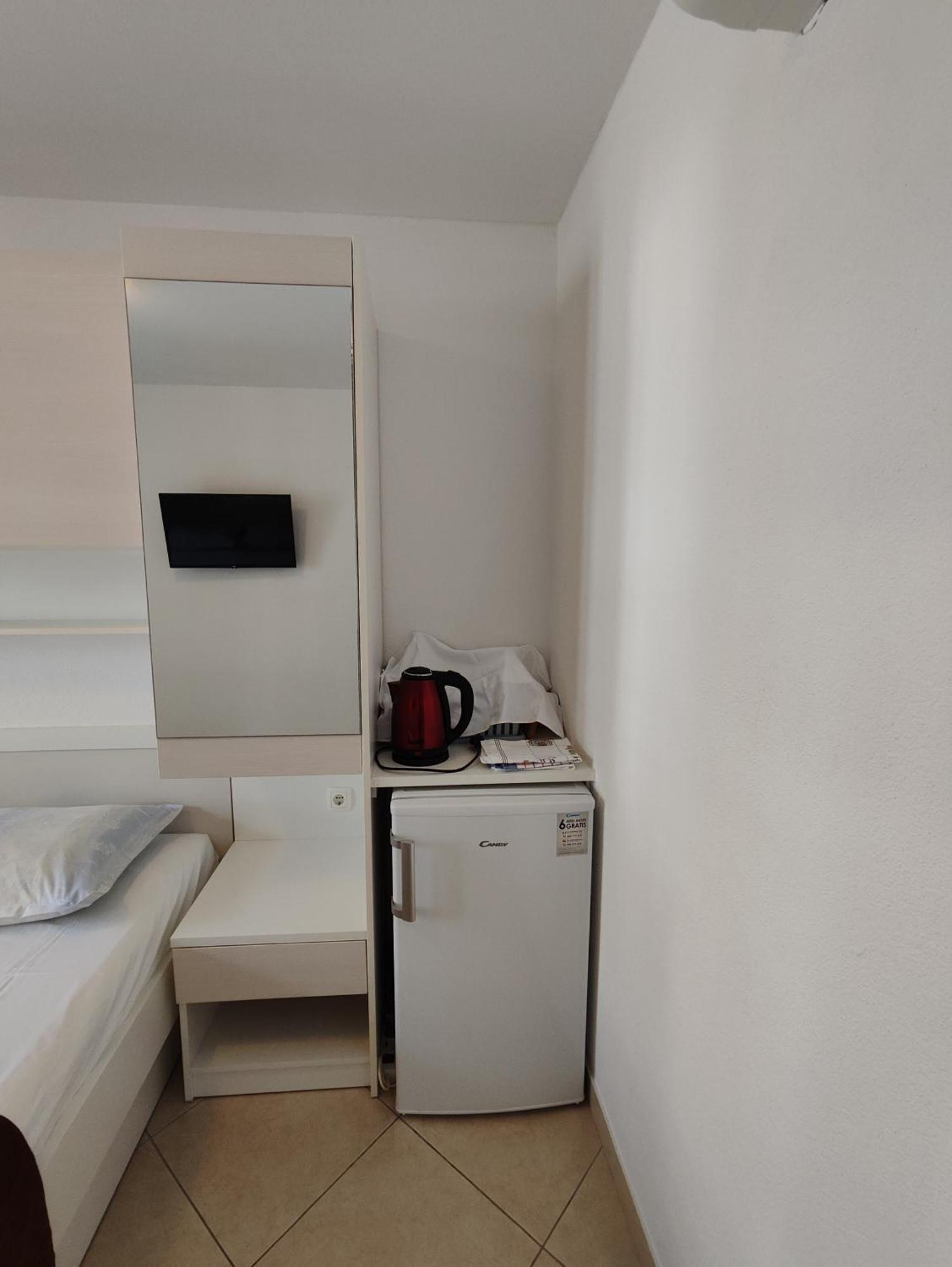 Apartments And Rooms Vuleta, Close To The Beach Makarska Room photo
