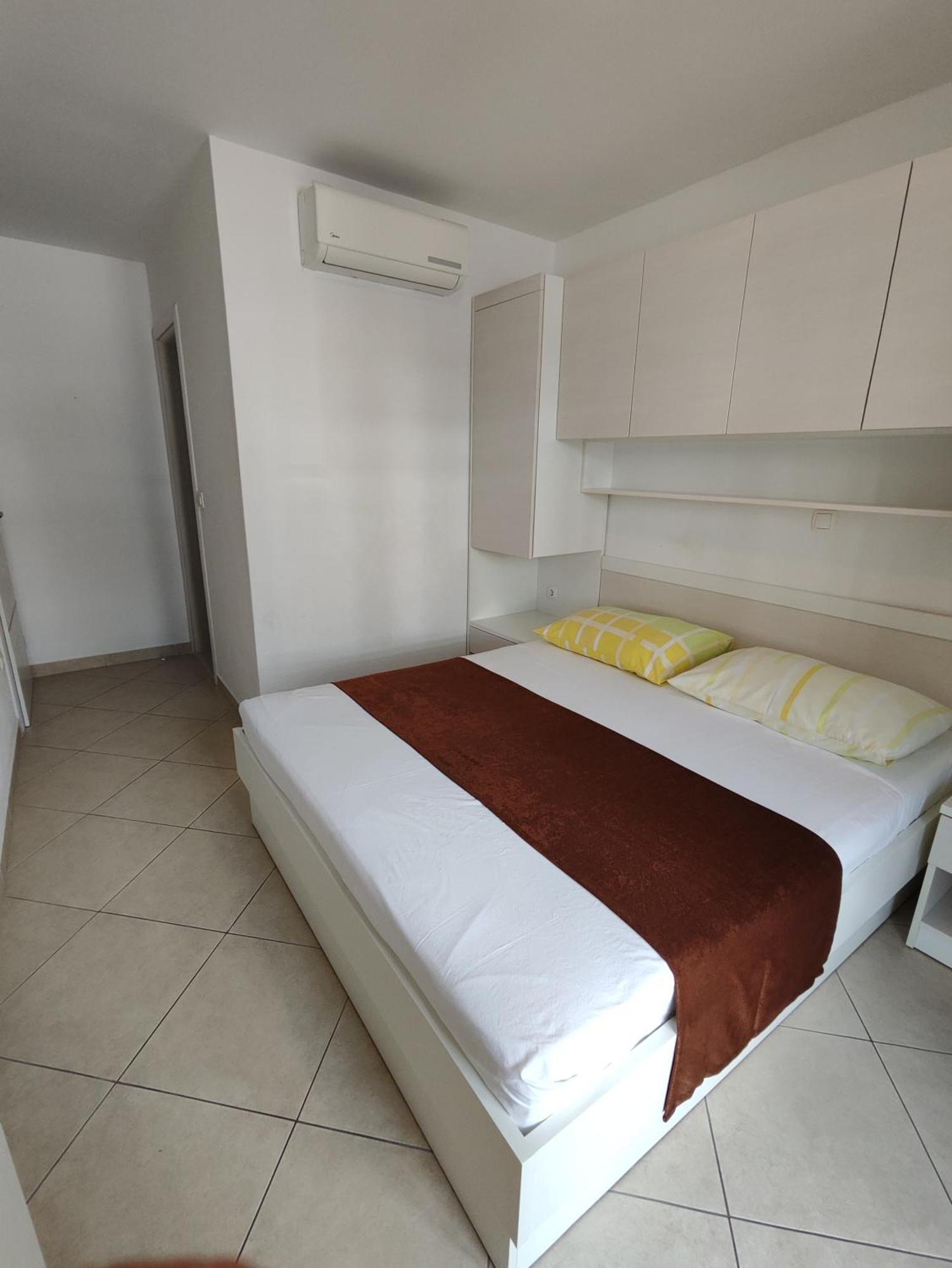Apartments And Rooms Vuleta, Close To The Beach Makarska Room photo