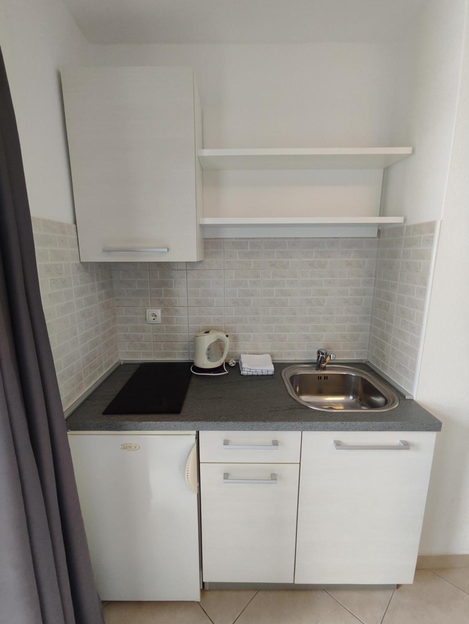Apartments And Rooms Vuleta, Close To The Beach Makarska Room photo