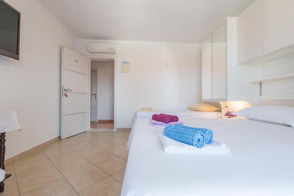 Apartments And Rooms Vuleta, Close To The Beach Makarska Room photo